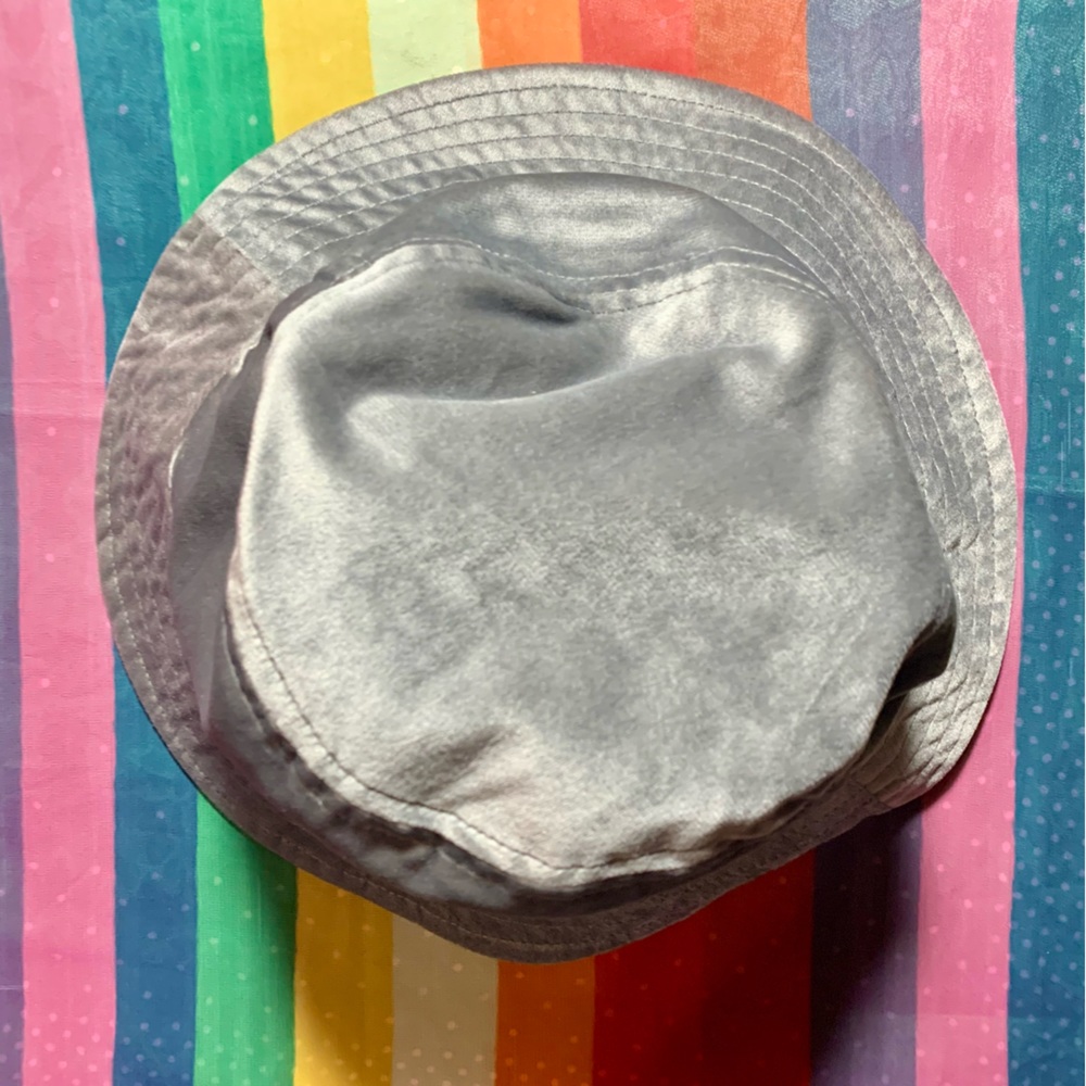 🩶 UO 🩶 Silver Velvet Bucket Hat 🩶 NWOT 🩶 Grey Lined Interior 🩶 One Size 🩶 - Picture 4 of 11